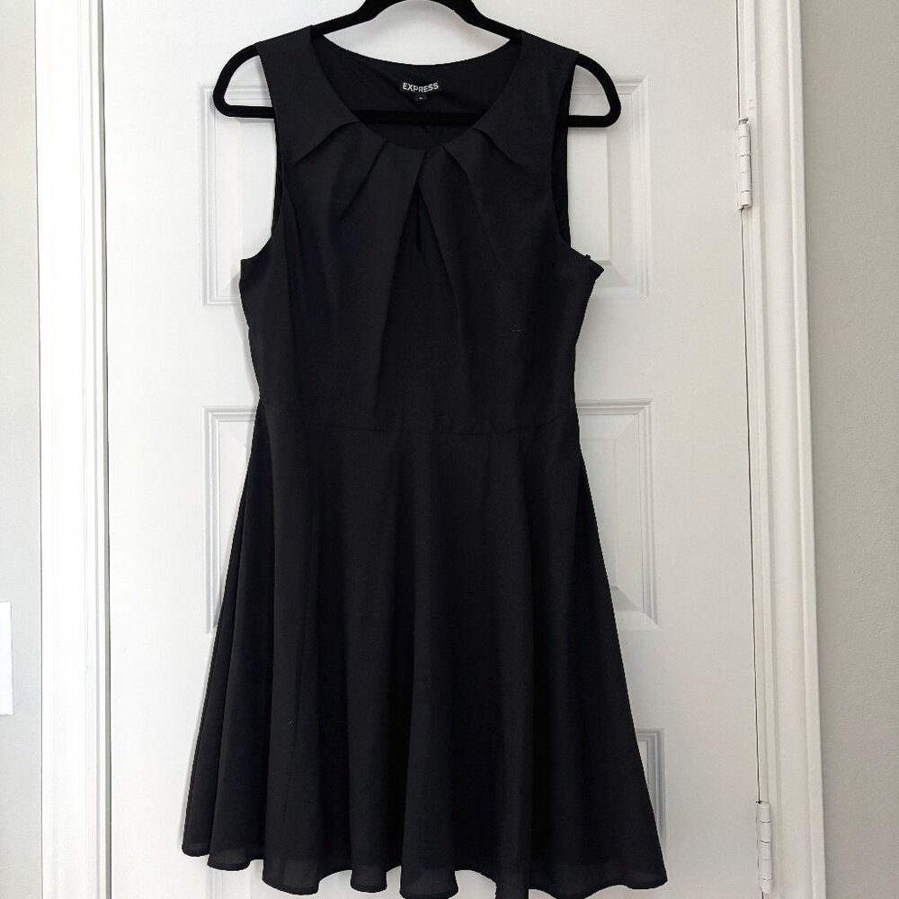 👗 Express sleeveless little black dress with keyhole neck 👗